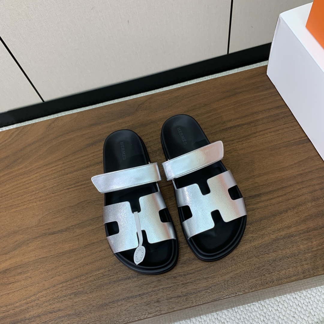 【Herm*s】顶级版本情侣款二舅拖。鞋面进口牛皮、羊京皮、掌纹皮。进口羊皮里,Tpu防滑耐磨大底。原版 【Herm*s】顶级版本情侣款二舅拖。鞋面进口牛皮、羊京皮、掌纹皮。进口羊皮里,Tpu防滑耐磨大底。原版