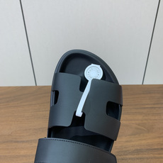 【Herm*s】顶级版本情侣款二舅拖。鞋面进口牛皮、羊京皮、掌纹皮。进口羊皮里,Tpu防滑耐磨大底。原版 【Herm*s】顶级版本情侣款二舅拖。鞋面进口牛皮、羊京皮、掌纹皮。进口羊皮里,Tpu防滑耐磨大底。原版