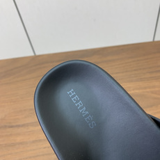 【Herm*s】顶级版本情侣款二舅拖。鞋面进口牛皮、羊京皮、掌纹皮。进口羊皮里,Tpu防滑耐磨大底。原版 【Herm*s】顶级版本情侣款二舅拖。鞋面进口牛皮、羊京皮、掌纹皮。进口羊皮里,Tpu防滑耐磨大底。原版