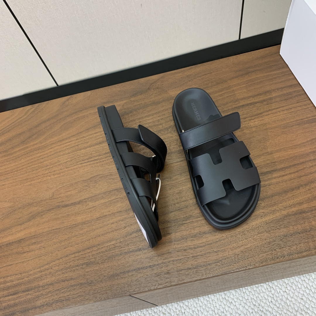 【Herm*s】顶级版本情侣款二舅拖。鞋面进口牛皮、羊京皮、掌纹皮。进口羊皮里,Tpu防滑耐磨大底。原版 【Herm*s】顶级版本情侣款二舅拖。鞋面进口牛皮、羊京皮、掌纹皮。进口羊皮里,Tpu防滑耐磨大底。原版