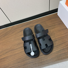 【Herm*s】顶级版本情侣款二舅拖。鞋面进口牛皮、羊京皮、掌纹皮。进口羊皮里,Tpu防滑耐磨大底。原版 【Herm*s】顶级版本情侣款二舅拖。鞋面进口牛皮、羊京皮、掌纹皮。进口羊皮里,Tpu防滑耐磨大底。原版