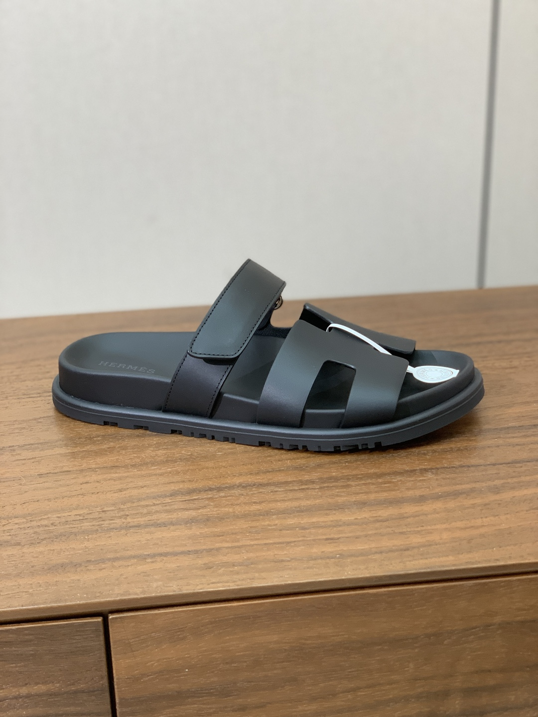 【Herm*s】顶级版本情侣款二舅拖。鞋面进口牛皮、羊京皮、掌纹皮。进口羊皮里,Tpu防滑耐磨大底。原版 【Herm*s】顶级版本情侣款二舅拖。鞋面进口牛皮、羊京皮、掌纹皮。进口羊皮里,Tpu防滑耐磨大底。原版