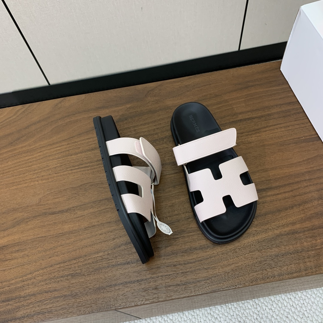 【Herm*s】顶级版本情侣款二舅拖。鞋面进口牛皮、羊京皮、掌纹皮。进口羊皮里,Tpu防滑耐磨大底。原版 【Herm*s】顶级版本情侣款二舅拖。鞋面进口牛皮、羊京皮、掌纹皮。进口羊皮里,Tpu防滑耐磨大底。原版