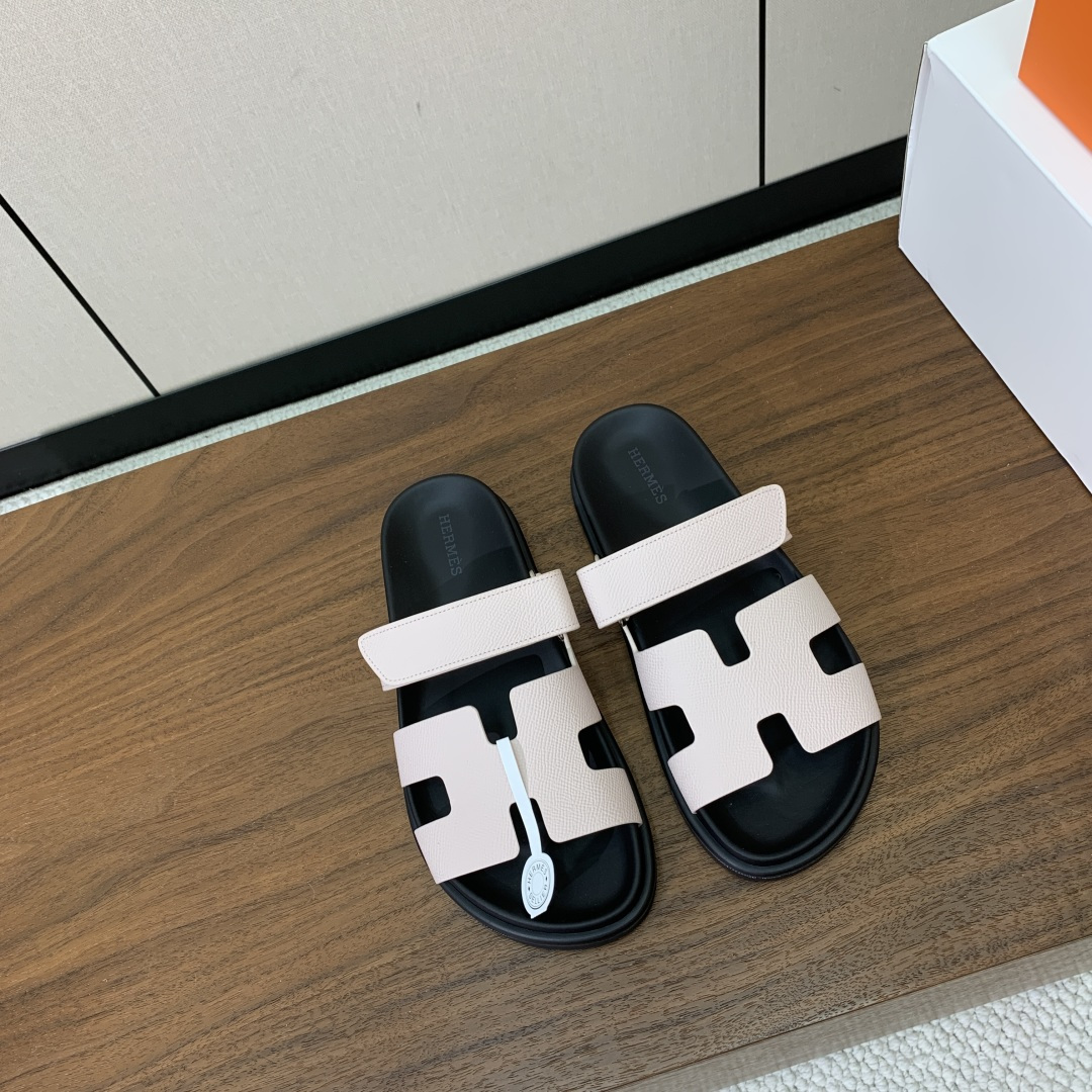 【Herm*s】顶级版本情侣款二舅拖。鞋面进口牛皮、羊京皮、掌纹皮。进口羊皮里,Tpu防滑耐磨大底。原版 【Herm*s】顶级版本情侣款二舅拖。鞋面进口牛皮、羊京皮、掌纹皮。进口羊皮里,Tpu防滑耐磨大底。原版