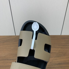 【Herm*s】顶级版本情侣款二舅拖。鞋面进口牛皮、羊京皮、掌纹皮。进口羊皮里,Tpu防滑耐磨大底。原版 【Herm*s】顶级版本情侣款二舅拖。鞋面进口牛皮、羊京皮、掌纹皮。进口羊皮里,Tpu防滑耐磨大底。原版