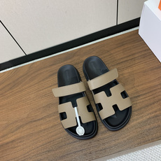【Herm*s】顶级版本情侣款二舅拖。鞋面进口牛皮、羊京皮、掌纹皮。进口羊皮里,Tpu防滑耐磨大底。原版 【Herm*s】顶级版本情侣款二舅拖。鞋面进口牛皮、羊京皮、掌纹皮。进口羊皮里,Tpu防滑耐磨大底。原版