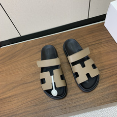 【Herm*s】顶级版本情侣款二舅拖。鞋面进口牛皮、羊京皮、掌纹皮。进口羊皮里,Tpu防滑耐磨大底。原版 【Herm*s】顶级版本情侣款二舅拖。鞋面进口牛皮、羊京皮、掌纹皮。进口羊皮里,Tpu防滑耐磨大底。原版