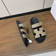 【Herm*s】顶级版本情侣款二舅拖。鞋面进口牛皮、羊京皮、掌纹皮。进口羊皮里,Tpu防滑耐磨大底。原版 【Herm*s】顶级版本情侣款二舅拖。鞋面进口牛皮、羊京皮、掌纹皮。进口羊皮里,Tpu防滑耐磨大底。原版