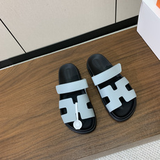 【Herm*s】顶级版本情侣款二舅拖。鞋面进口牛皮、羊京皮、掌纹皮。进口羊皮里,Tpu防滑耐磨大底。原版 【Herm*s】顶级版本情侣款二舅拖。鞋面进口牛皮、羊京皮、掌纹皮。进口羊皮里,Tpu防滑耐磨大底。原版