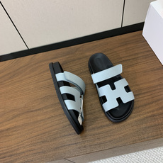 【Herm*s】顶级版本情侣款二舅拖。鞋面进口牛皮、羊京皮、掌纹皮。进口羊皮里,Tpu防滑耐磨大底。原版 【Herm*s】顶级版本情侣款二舅拖。鞋面进口牛皮、羊京皮、掌纹皮。进口羊皮里,Tpu防滑耐磨大底。原版