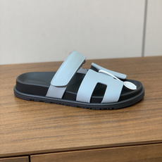 【Herm*s】顶级版本情侣款二舅拖。鞋面进口牛皮、羊京皮、掌纹皮。进口羊皮里,Tpu防滑耐磨大底。原版 【Herm*s】顶级版本情侣款二舅拖。鞋面进口牛皮、羊京皮、掌纹皮。进口羊皮里,Tpu防滑耐磨大底。原版