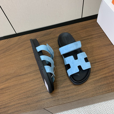 【Herm*s】顶级版本情侣款二舅拖。鞋面进口牛皮、羊京皮、掌纹皮。进口羊皮里,Tpu防滑耐磨大底。原版 【Herm*s】顶级版本情侣款二舅拖。鞋面进口牛皮、羊京皮、掌纹皮。进口羊皮里,Tpu防滑耐磨大底。原版