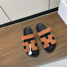 【Herm*s】顶级版本情侣款二舅拖。鞋面进口牛皮、羊京皮、掌纹皮。进口羊皮里,Tpu防滑耐磨大底。原版 【Herm*s】顶级版本情侣款二舅拖。鞋面进口牛皮、羊京皮、掌纹皮。进口羊皮里,Tpu防滑耐磨大底。原版
