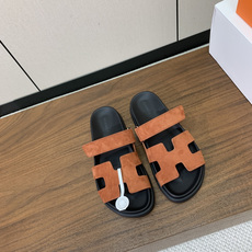 【Herm*s】顶级版本情侣款二舅拖。鞋面进口牛皮、羊京皮、掌纹皮。进口羊皮里,Tpu防滑耐磨大底。原版 【Herm*s】顶级版本情侣款二舅拖。鞋面进口牛皮、羊京皮、掌纹皮。进口羊皮里,Tpu防滑耐磨大底。原版