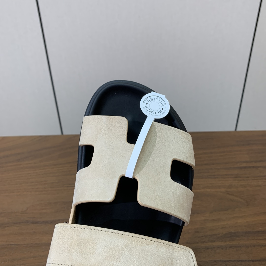 【Herm*s】顶级版本情侣款二舅拖。鞋面进口牛皮、羊京皮、掌纹皮。进口羊皮里,Tpu防滑耐磨大底。原版 【Herm*s】顶级版本情侣款二舅拖。鞋面进口牛皮、羊京皮、掌纹皮。进口羊皮里,Tpu防滑耐磨大底。原版