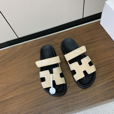【Herm*s】顶级版本情侣款二舅拖。鞋面进口牛皮、羊京皮、掌纹皮。进口羊皮里,Tpu防滑耐磨大底。原版 【Herm*s】顶级版本情侣款二舅拖。鞋面进口牛皮、羊京皮、掌纹皮。进口羊皮里,Tpu防滑耐磨大底。原版