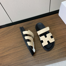 【Herm*s】顶级版本情侣款二舅拖。鞋面进口牛皮、羊京皮、掌纹皮。进口羊皮里,Tpu防滑耐磨大底。原版 【Herm*s】顶级版本情侣款二舅拖。鞋面进口牛皮、羊京皮、掌纹皮。进口羊皮里,Tpu防滑耐磨大底。原版