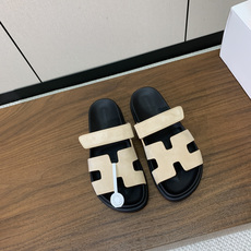 【Herm*s】顶级版本情侣款二舅拖。鞋面进口牛皮、羊京皮、掌纹皮。进口羊皮里,Tpu防滑耐磨大底。原版 【Herm*s】顶级版本情侣款二舅拖。鞋面进口牛皮、羊京皮、掌纹皮。进口羊皮里,Tpu防滑耐磨大底。原版