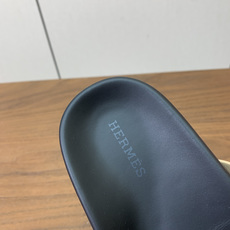 【Herm*s】顶级版本情侣款二舅拖。鞋面进口牛皮、羊京皮、掌纹皮。进口羊皮里,Tpu防滑耐磨大底。原版 【Herm*s】顶级版本情侣款二舅拖。鞋面进口牛皮、羊京皮、掌纹皮。进口羊皮里,Tpu防滑耐磨大底。原版