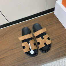 【Herm*s】顶级版本情侣款二舅拖。鞋面进口牛皮、羊京皮、掌纹皮。进口羊皮里,Tpu防滑耐磨大底。原版 【Herm*s】顶级版本情侣款二舅拖。鞋面进口牛皮、羊京皮、掌纹皮。进口羊皮里,Tpu防滑耐磨大底。原版