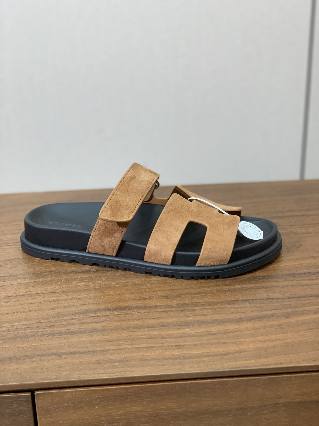 【Herm*s】顶级版本情侣款二舅拖。鞋面进口牛皮、羊京皮、掌纹皮。进口羊皮里,Tpu防滑耐磨大底。原版 【Herm*s】顶级版本情侣款二舅拖。鞋面进口牛皮、羊京皮、掌纹皮。进口羊皮里,Tpu防滑耐磨大底。原版