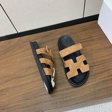 【Herm*s】顶级版本情侣款二舅拖。鞋面进口牛皮、羊京皮、掌纹皮。进口羊皮里,Tpu防滑耐磨大底。原版 【Herm*s】顶级版本情侣款二舅拖。鞋面进口牛皮、羊京皮、掌纹皮。进口羊皮里,Tpu防滑耐磨大底。原版