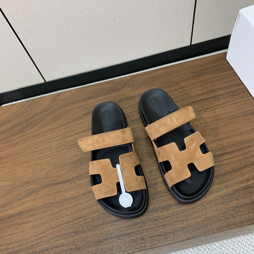 【Herm*s】顶级版本情侣款二舅拖。鞋面进口牛皮、羊京皮、掌纹皮。进口羊皮里,Tpu防滑耐磨大底。原版 【Herm*s】顶级版本情侣款二舅拖。鞋面进口牛皮、羊京皮、掌纹皮。进口羊皮里,Tpu防滑耐磨大底。原版
