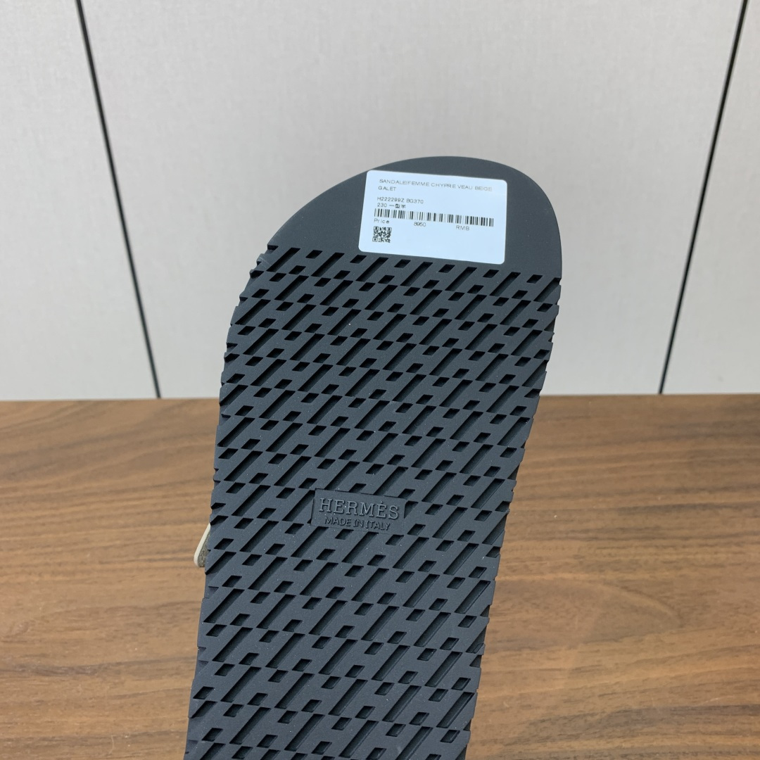 【Herm*s】顶级版本情侣款二舅拖。鞋面进口牛皮、羊京皮、掌纹皮。进口羊皮里,Tpu防滑耐磨大底。原版 【Herm*s】顶级版本情侣款二舅拖。鞋面进口牛皮、羊京皮、掌纹皮。进口羊皮里,Tpu防滑耐磨大底。原版