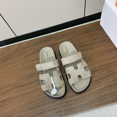 【Herm*s】顶级版本情侣款二舅拖。鞋面进口牛皮、羊京皮、掌纹皮。进口羊皮里,Tpu防滑耐磨大底。原版 【Herm*s】顶级版本情侣款二舅拖。鞋面进口牛皮、羊京皮、掌纹皮。进口羊皮里,Tpu防滑耐磨大底。原版