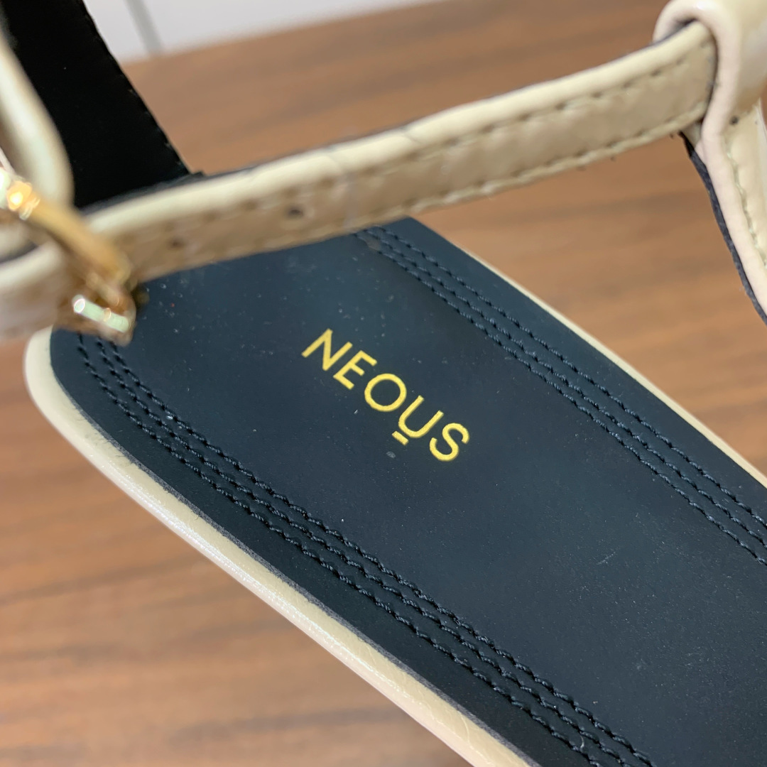 【Neous】方头凉鞋。优雅风格、创造不一样的感觉，鞋面牛皮，羊皮内里及垫脚。真皮大底。跟高6.5cm 