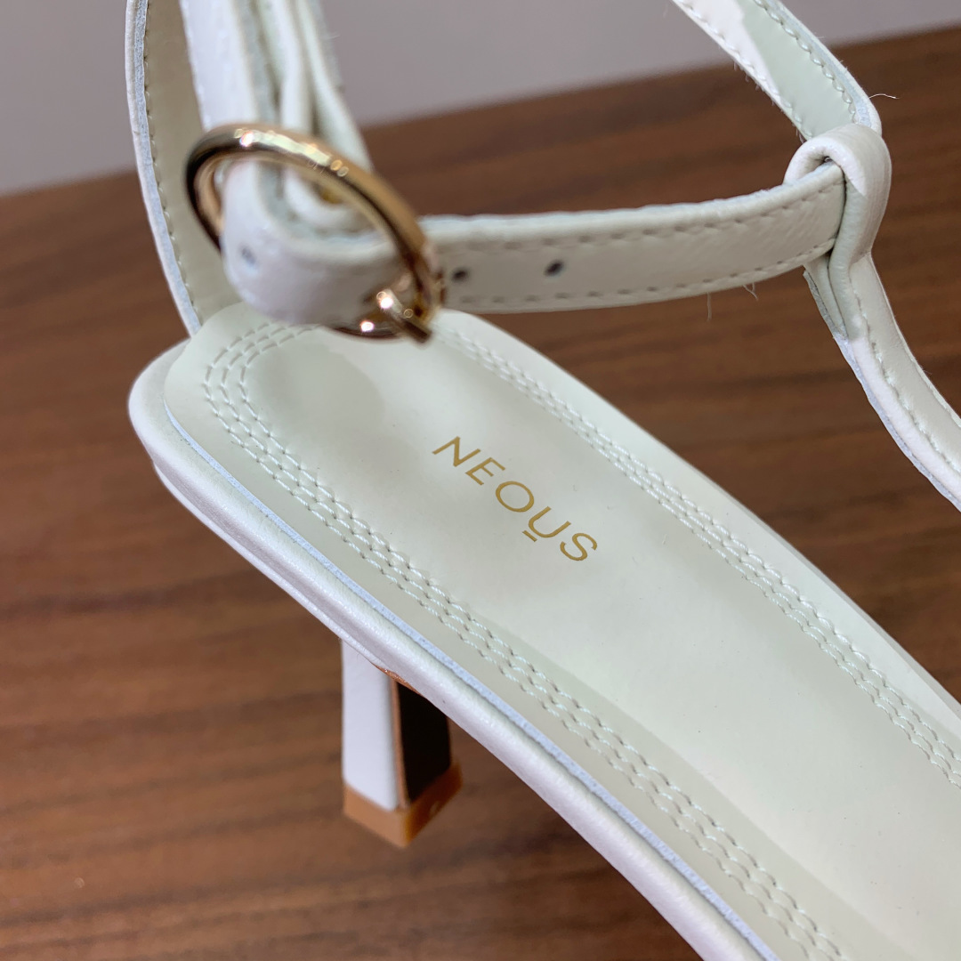 【Neous】方头凉鞋。优雅风格、创造不一样的感觉，鞋面牛皮，羊皮内里及垫脚。真皮大底。跟高6.5cm 