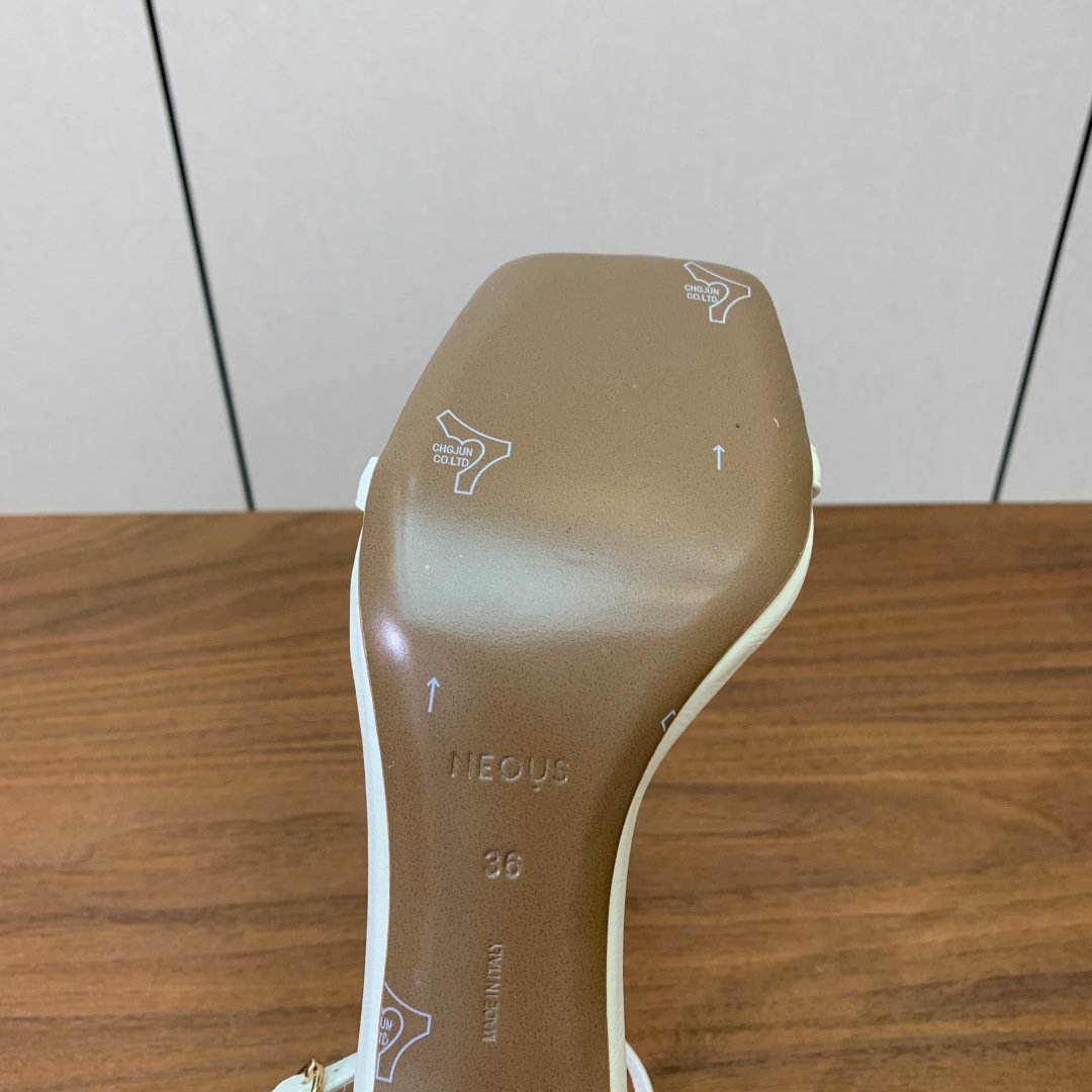 【Neous】方头凉鞋。优雅风格、创造不一样的感觉，鞋面牛皮，羊皮内里及垫脚。真皮大底。跟高6.5cm 