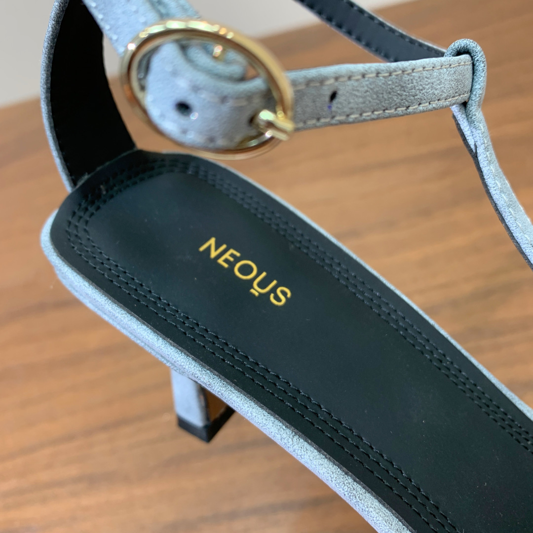【Neous】方头凉鞋。优雅风格、创造不一样的感觉，鞋面牛皮，羊皮内里及垫脚。真皮大底。跟高6.5cm 