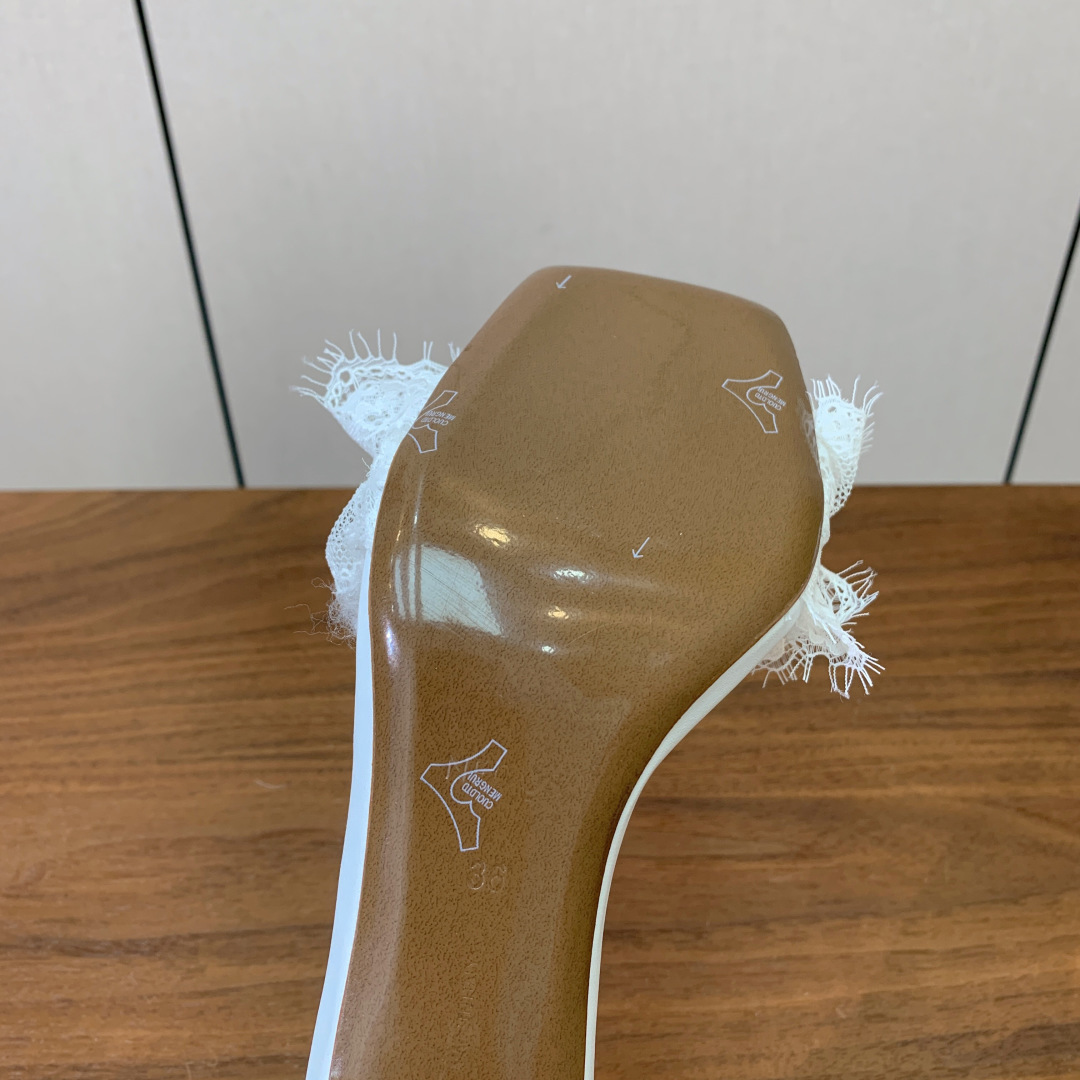 【Neous】方头蕾丝凉鞋。优雅风格、创造不一样的感觉，鞋面蕾丝，羊皮内里及垫脚。真皮大底。跟高7cm 
