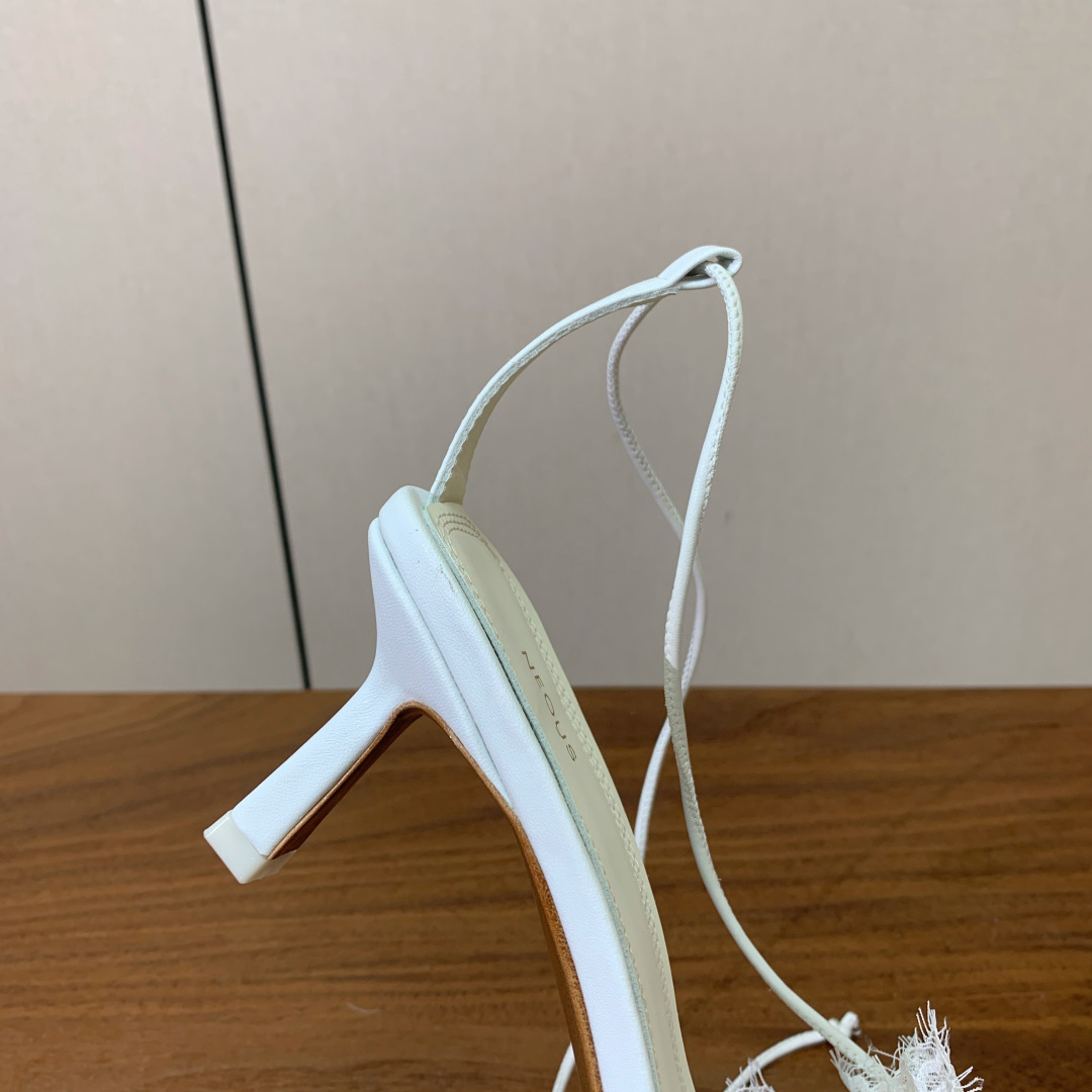 【Neous】方头蕾丝凉鞋。优雅风格、创造不一样的感觉，鞋面蕾丝，羊皮内里及垫脚。真皮大底。跟高7cm 
