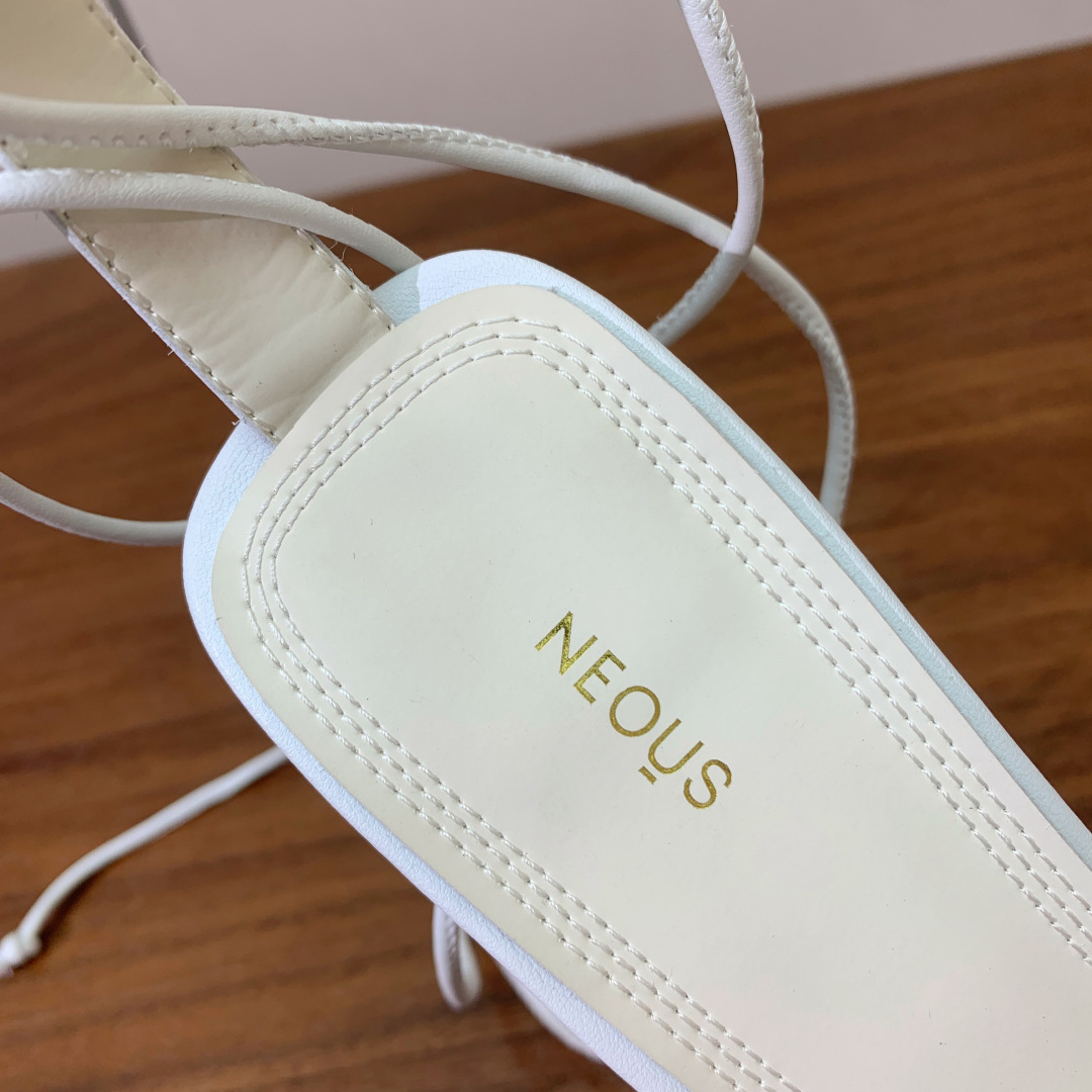 【Neous】方头蕾丝凉鞋。优雅风格、创造不一样的感觉，鞋面蕾丝，羊皮内里及垫脚。真皮大底。跟高7cm 