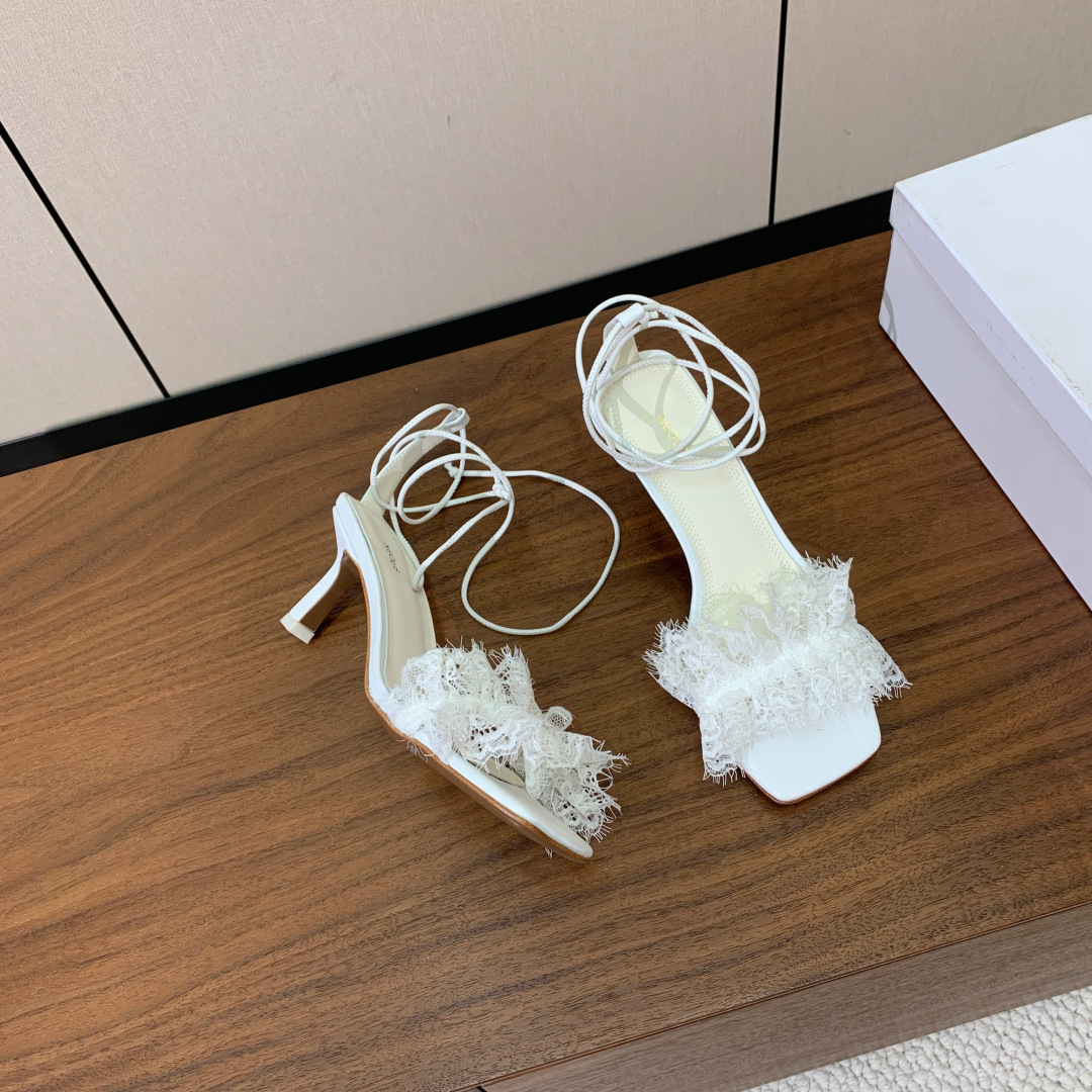 【Neous】方头蕾丝凉鞋。优雅风格、创造不一样的感觉，鞋面蕾丝，羊皮内里及垫脚。真皮大底。跟高7cm 