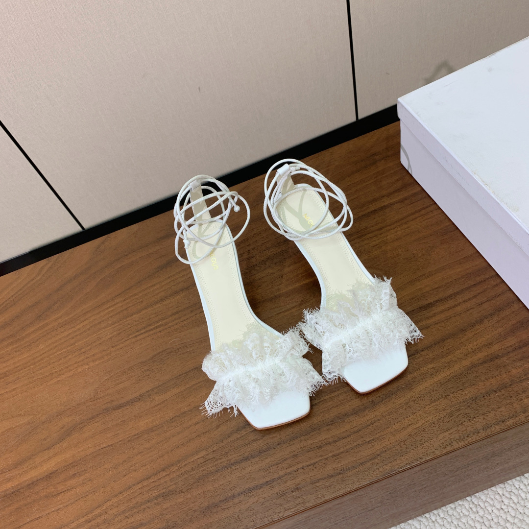 【Neous】方头蕾丝凉鞋。优雅风格、创造不一样的感觉，鞋面蕾丝，羊皮内里及垫脚。真皮大底。跟高7cm 