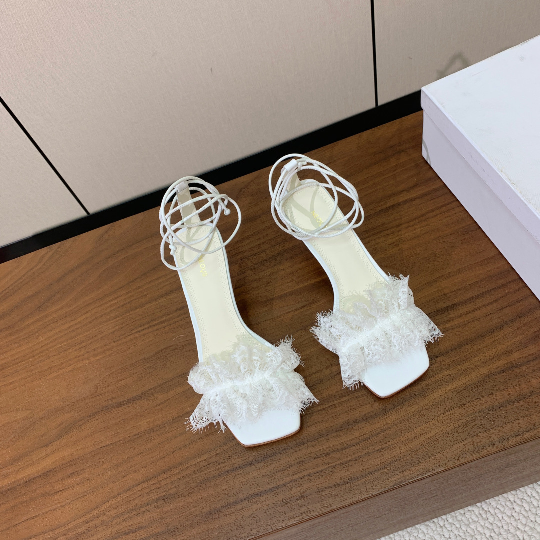 【Neous】方头蕾丝凉鞋。优雅风格、创造不一样的感觉，鞋面蕾丝，羊皮内里及垫脚。真皮大底。跟高7cm 