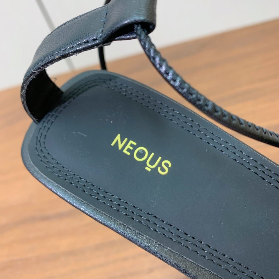 【Neous】方头蕾丝凉鞋。优雅风格、创造不一样的感觉，鞋面蕾丝，羊皮内里及垫脚。真皮大底。跟高7cm 