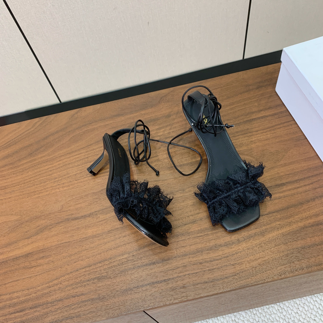 【Neous】方头蕾丝凉鞋。优雅风格、创造不一样的感觉，鞋面蕾丝，羊皮内里及垫脚。真皮大底。跟高7cm 