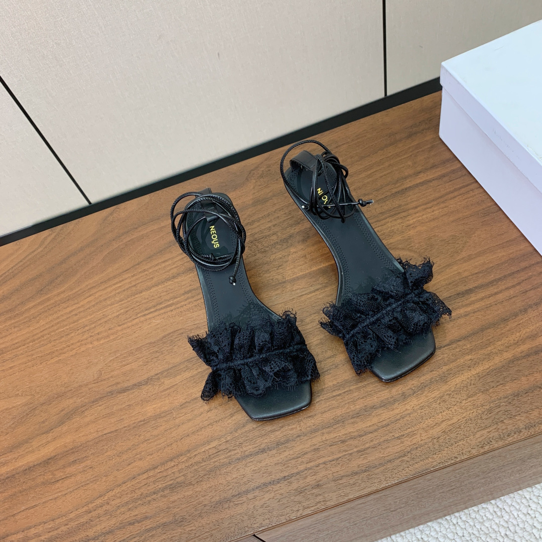 【Neous】方头蕾丝凉鞋。优雅风格、创造不一样的感觉，鞋面蕾丝，羊皮内里及垫脚。真皮大底。跟高7cm 