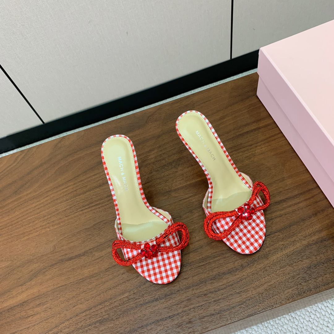 【Mach＆Mach】钻扣蝴蝶结拖鞋。简约时尚。鞋面定制布料，羊皮内里及垫脚。真皮大底。跟高9.5cm码