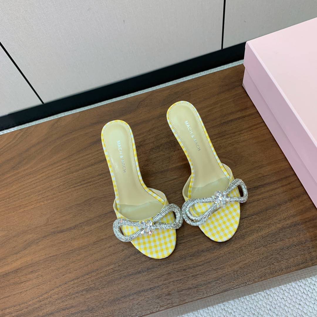 【Mach＆Mach】钻扣蝴蝶结拖鞋。简约时尚。鞋面定制布料，羊皮内里及垫脚。真皮大底。跟高9.5cm码