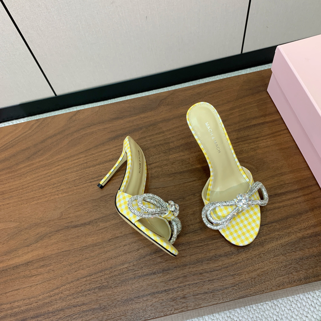 【Mach＆Mach】钻扣蝴蝶结拖鞋。简约时尚。鞋面定制布料，羊皮内里及垫脚。真皮大底。跟高9.5cm码