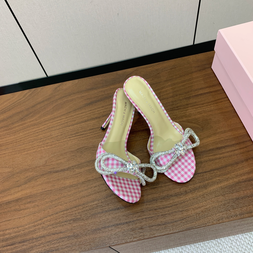 【Mach＆Mach】钻扣蝴蝶结拖鞋。简约时尚。鞋面定制布料，羊皮内里及垫脚。真皮大底。跟高9.5cm码