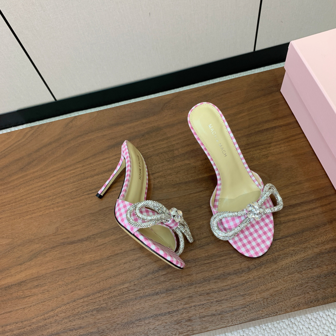 【Mach＆Mach】钻扣蝴蝶结拖鞋。简约时尚。鞋面定制布料，羊皮内里及垫脚。真皮大底。跟高9.5cm码