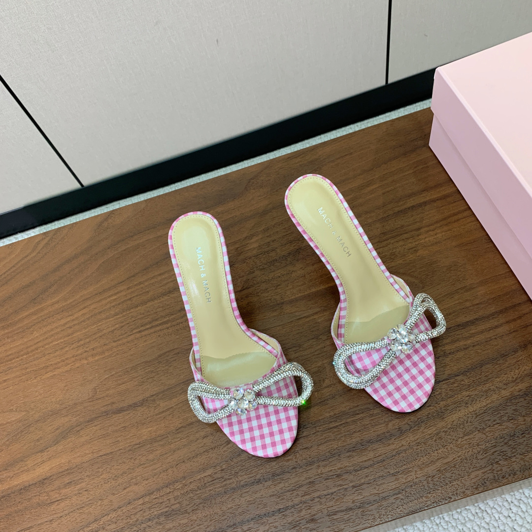 【Mach＆Mach】钻扣蝴蝶结拖鞋。简约时尚。鞋面定制布料，羊皮内里及垫脚。真皮大底。跟高9.5cm码
