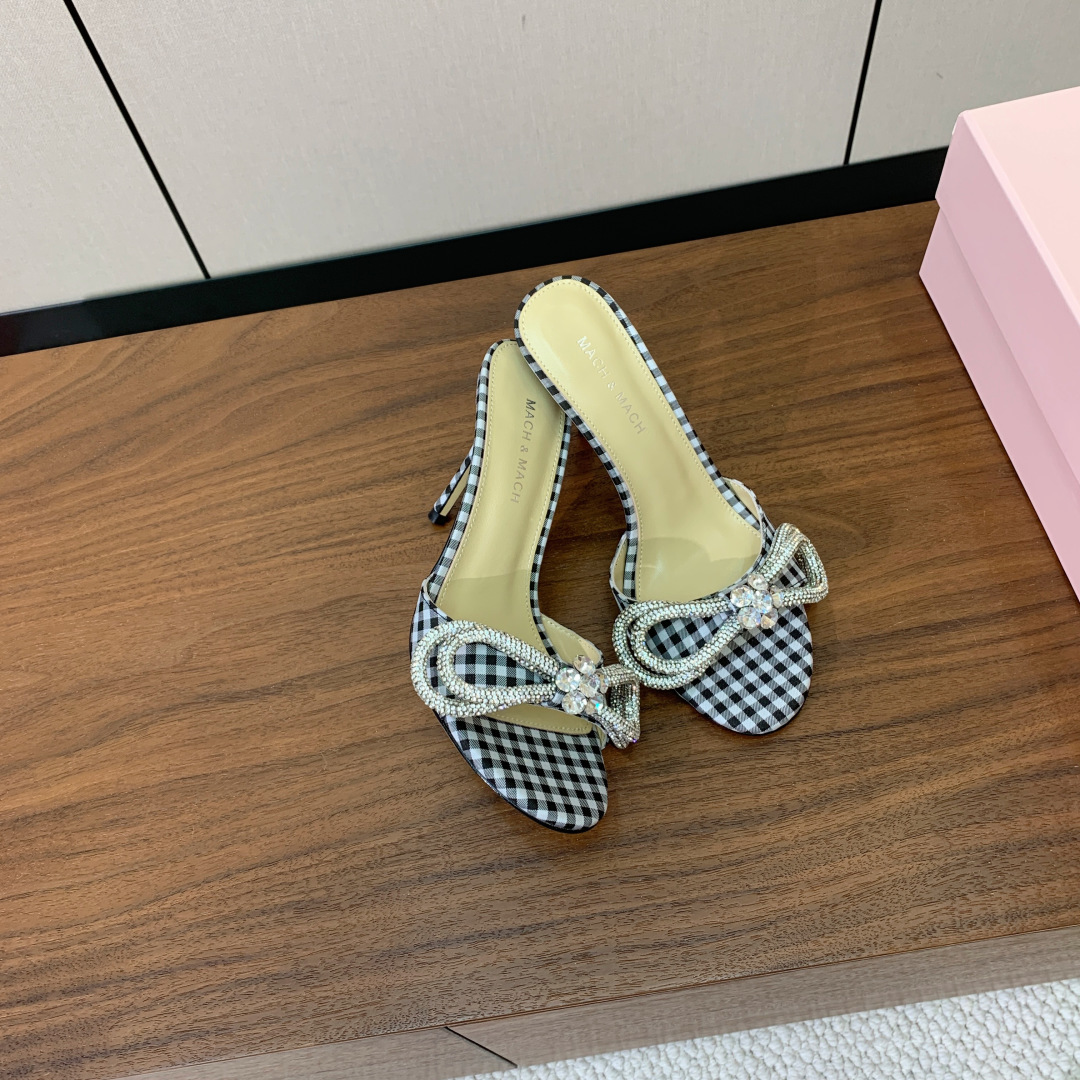 【Mach＆Mach】钻扣蝴蝶结拖鞋。简约时尚。鞋面定制布料，羊皮内里及垫脚。真皮大底。跟高9.5cm码