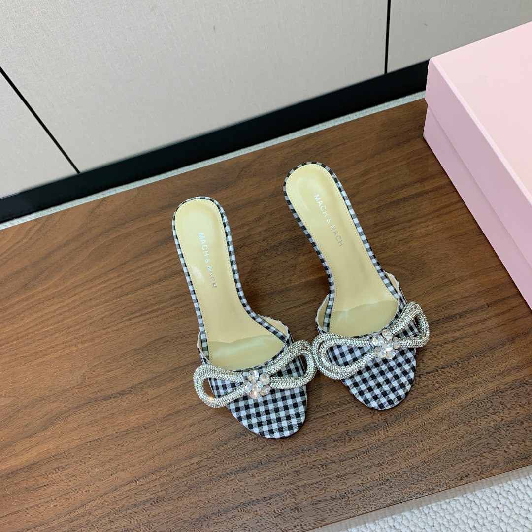 【Mach＆Mach】钻扣蝴蝶结拖鞋。简约时尚。鞋面定制布料，羊皮内里及垫脚。真皮大底。跟高9.5cm码